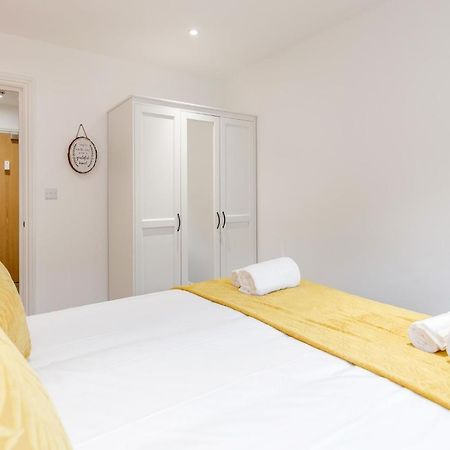 Watford Town Centre, Serviced One Bed Flat With Choice Of King Or Twin Beds, Sleeps Up To 4 Sharing, Free Wifi And Free Movies Londra Esterno foto