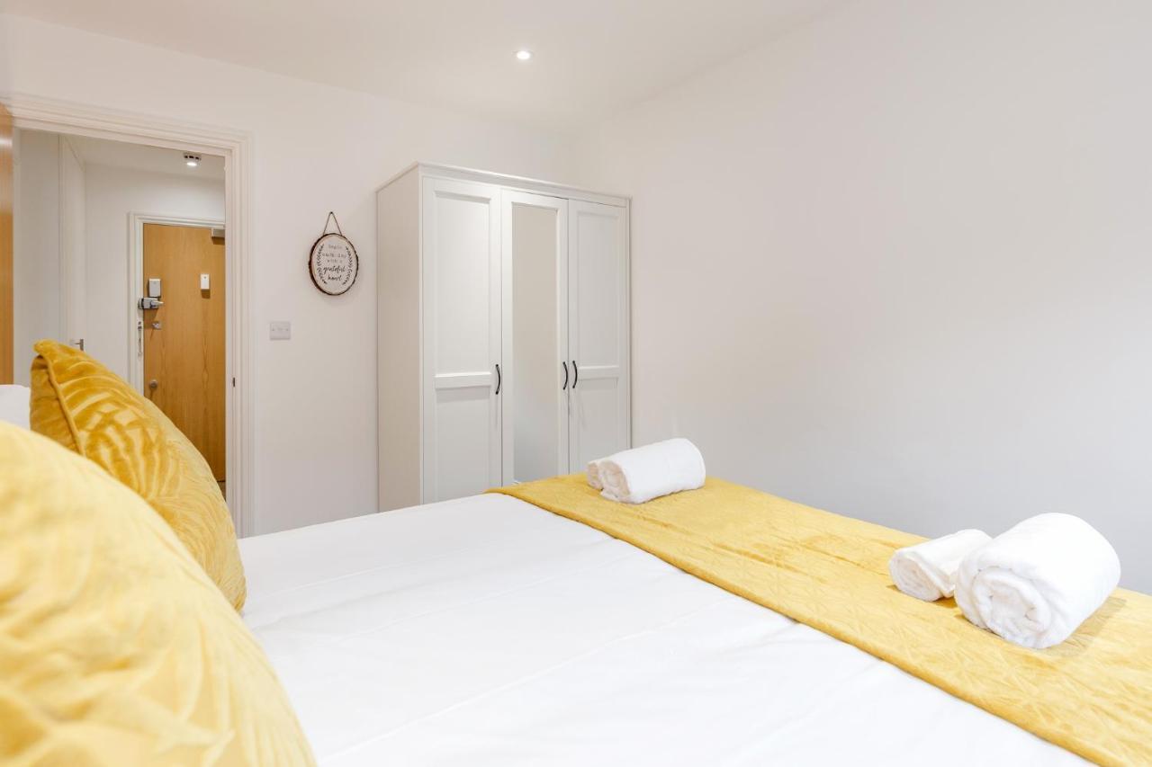 Watford Town Centre, Serviced One Bed Flat With Choice Of King Or Twin Beds, Sleeps Up To 4 Sharing, Free Wifi And Free Movies Londra Esterno foto