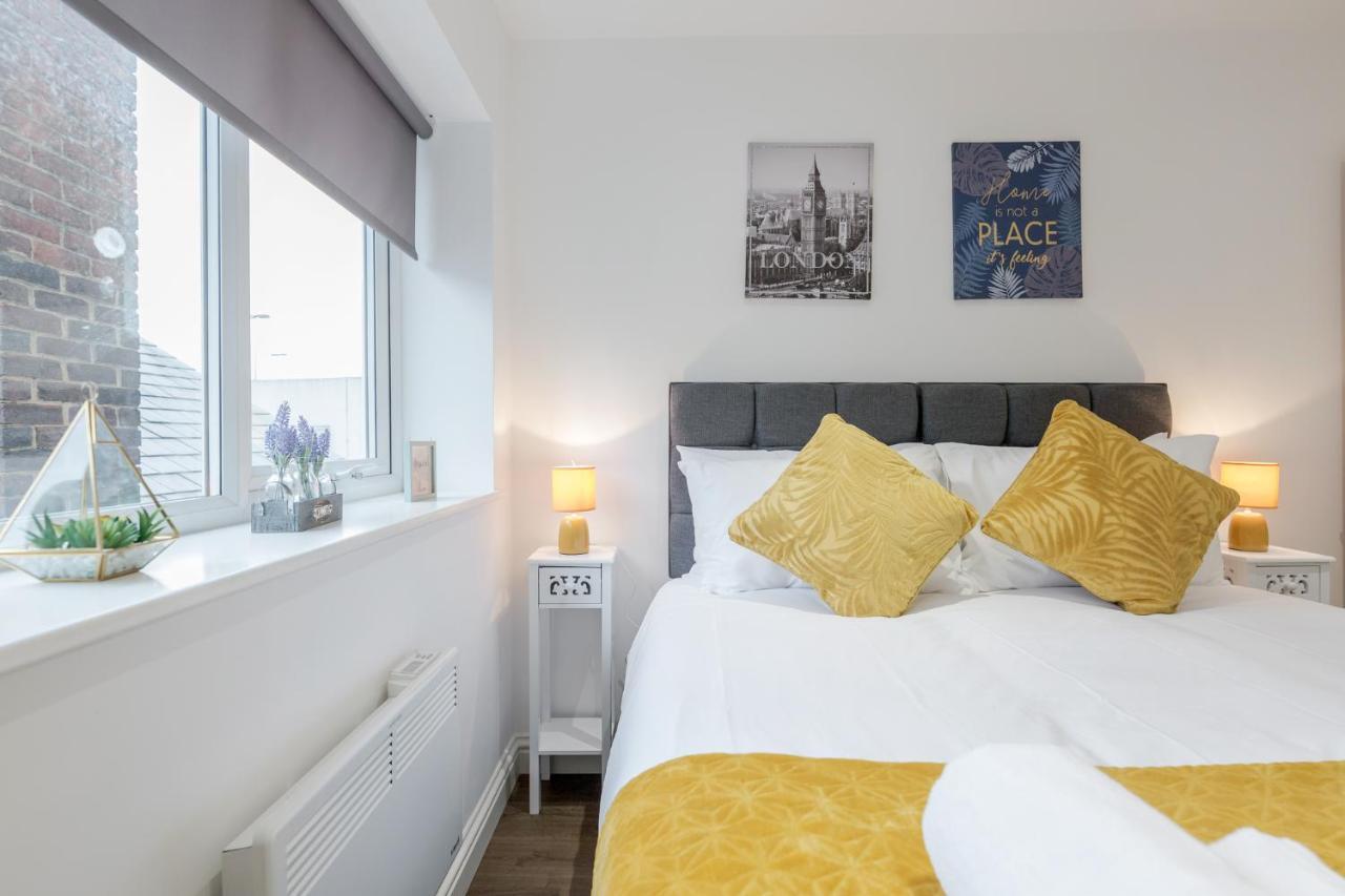 Watford Town Centre, Serviced One Bed Flat With Choice Of King Or Twin Beds, Sleeps Up To 4 Sharing, Free Wifi And Free Movies Londra Esterno foto
