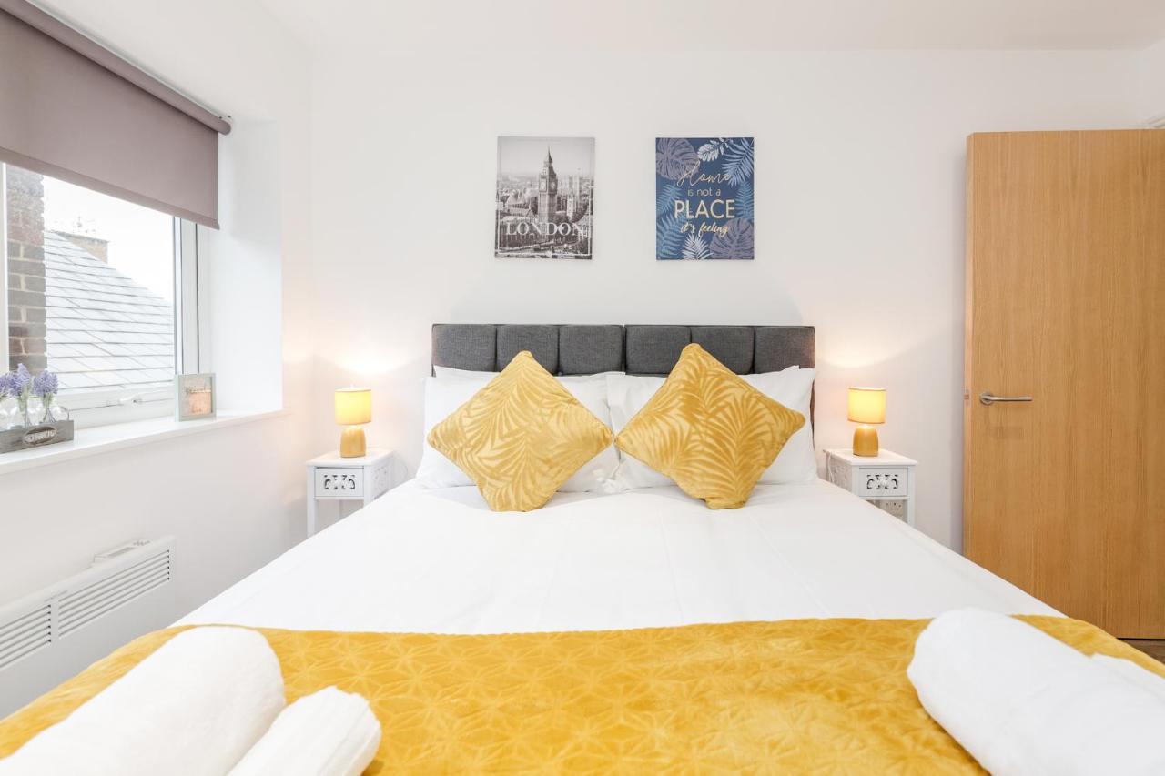 Watford Town Centre, Serviced One Bed Flat With Choice Of King Or Twin Beds, Sleeps Up To 4 Sharing, Free Wifi And Free Movies Londra Esterno foto